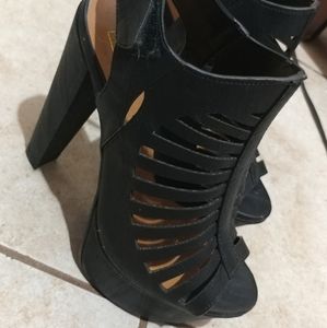 6 .5 Black strappy chunky heel